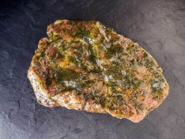Strohschwein-Nackensteaks mariniert herbal garlic (4...