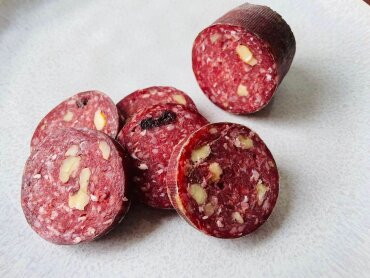Wintermettwurst mit Walnüssen und Cranberries