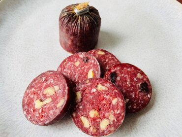 Wintermettwurst mit Walnüssen und Cranberries