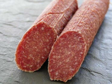 Wintermettwurst mit Walnüssen und Cranberries