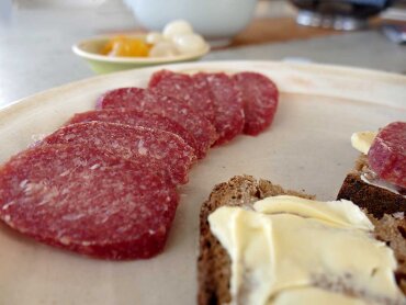 Wintermettwurst mit Walnüssen und Cranberries